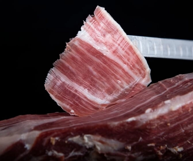 Loncha de jamón con puntitos blancos