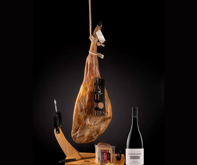 Lote esencia ibérica: jamón, queso,  tabla jamonera, cuchillo y botella de vino