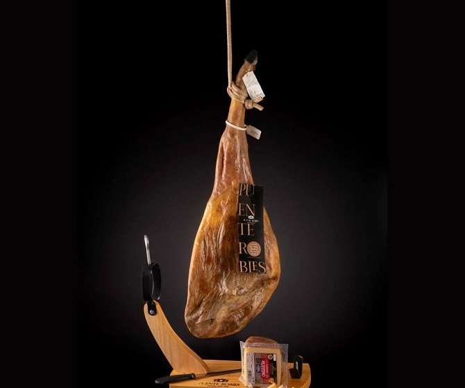 Pack gourmet: jamón, queso, jamonero y cuchillo